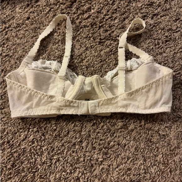 ⭐️3 for $30 | Vintage Victorias Secret Off white Mesh Bra with Floral Embroidery - Picture 6 of 7